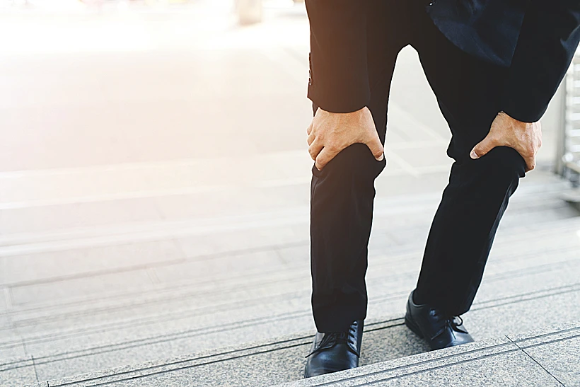 Businessman,in,a,suit,have,the,sore,pain,and,painful