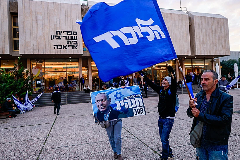 מפגין בת"א עם דגל הליכוד