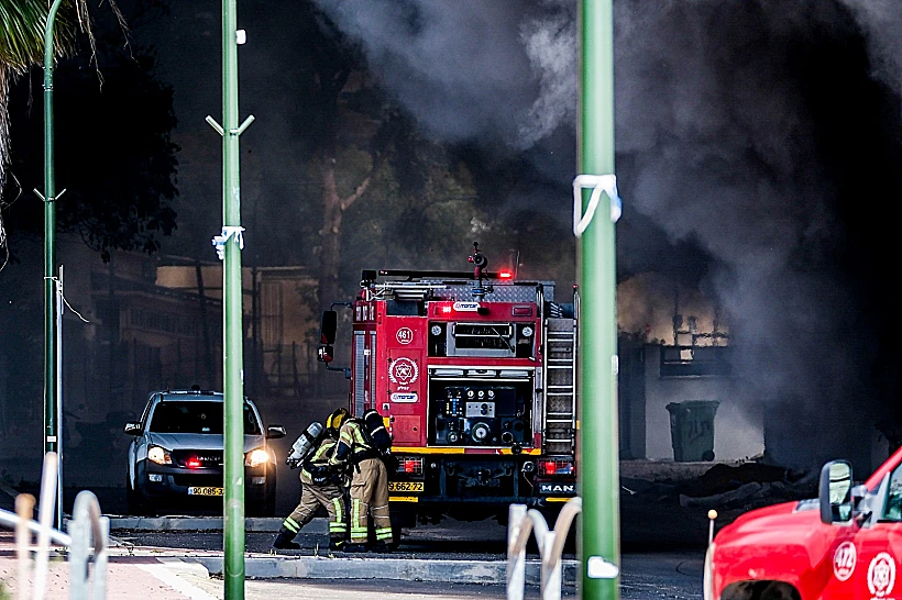 שריפה לאחר נפילת רקטה בשלומי