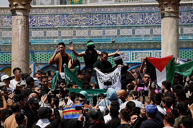 פלסטינים מפגינים במסגד אל-אקצא