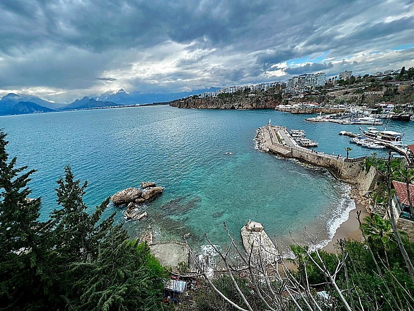מבט מהעיר העתיקה באנטליה אל הנמל