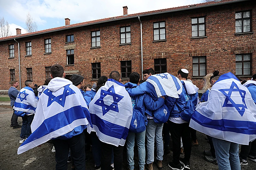 בני נוער במצעד החיים בפולין