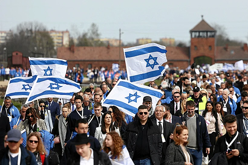 אלפים במצעד החיים