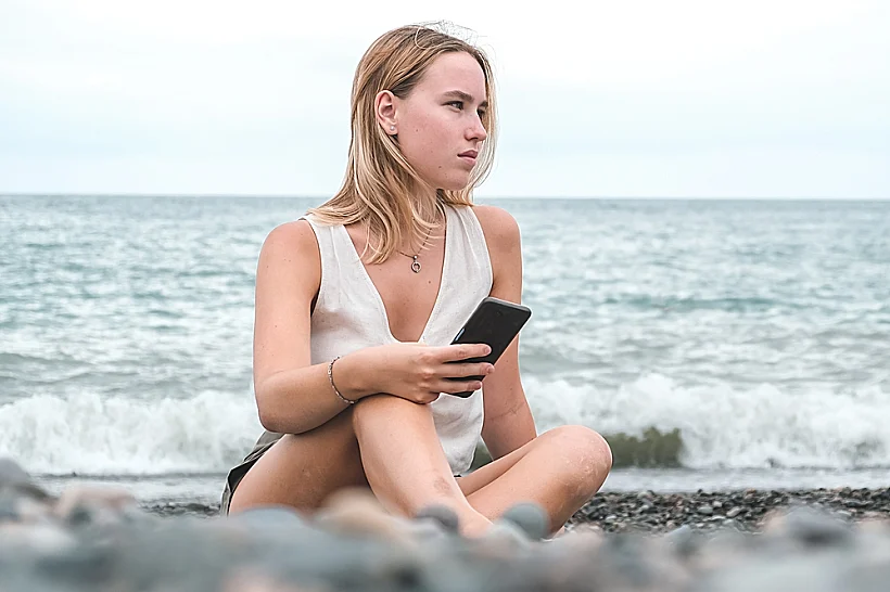 Traveler,girl,resting,on,the,beach,near,the,sea.,eco