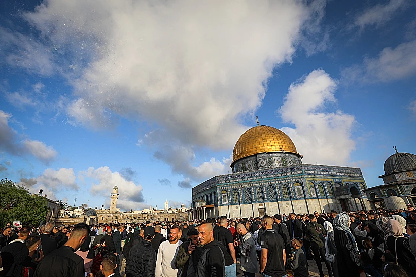 מוסלמים מתפללים במסגד אל-אקצא בעיד אל פיטר