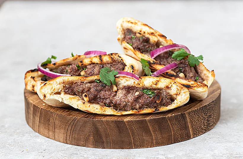 Arayes ,pita,bread,filled,with,a,mixture,of,minced,meat