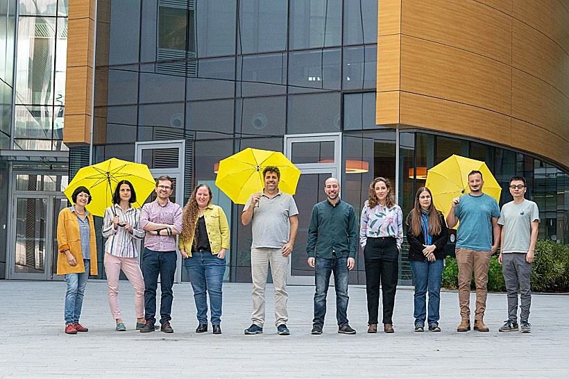 מימין: ד''ר יונגהוי דונג, רותם ליבנה, ד''ר שגית מאיר, זואי פנקס-פזי, ד''ר לואיס אלחנדרו דה הארו, פרופ' אסף אהרוני, ד''ר שירלי (פאולה) ברמן, ד''ר אדם יוזביאק, ד''ר ילנה צבטיצאנין, ד''ר טלי שרף