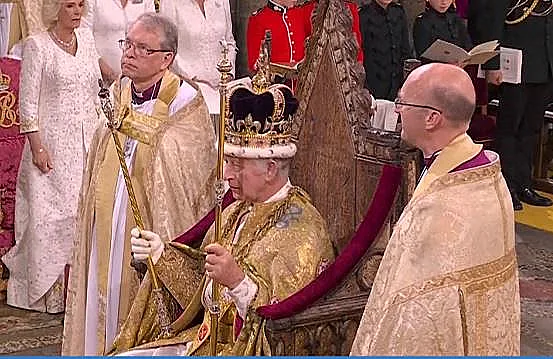 כתר על ראשו של צ'ארלס