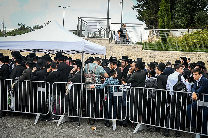מתפללים בדרך למירון