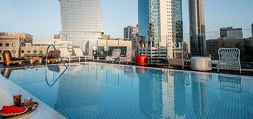 הבריכה של מלון אינדיגו תל אביב