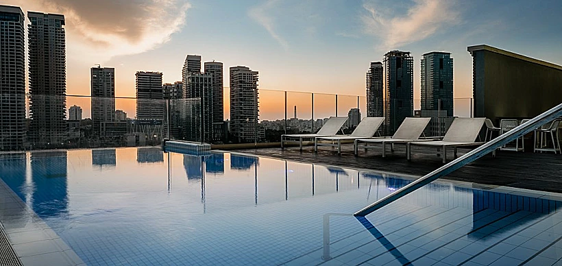 הבריכה של מלון אינדיגו תל אביב