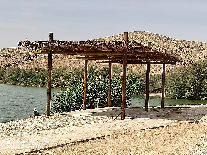 טיילת לצד אגם ירוחם