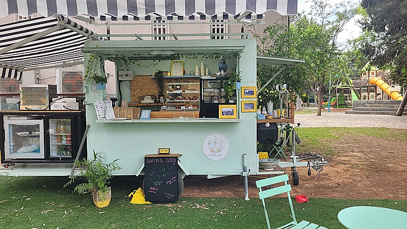 קפה במושב בארותיים