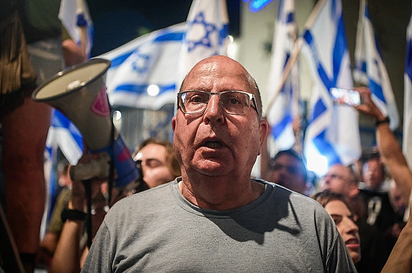 בוגי יעלון בהפגנה נגד המהפכה המשפטית בפתח תקווה