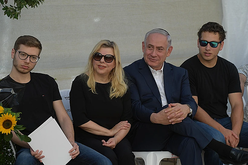 בנימין, שרה, אבנר ויאיר נתניהו באזכרת יוני נתניהו