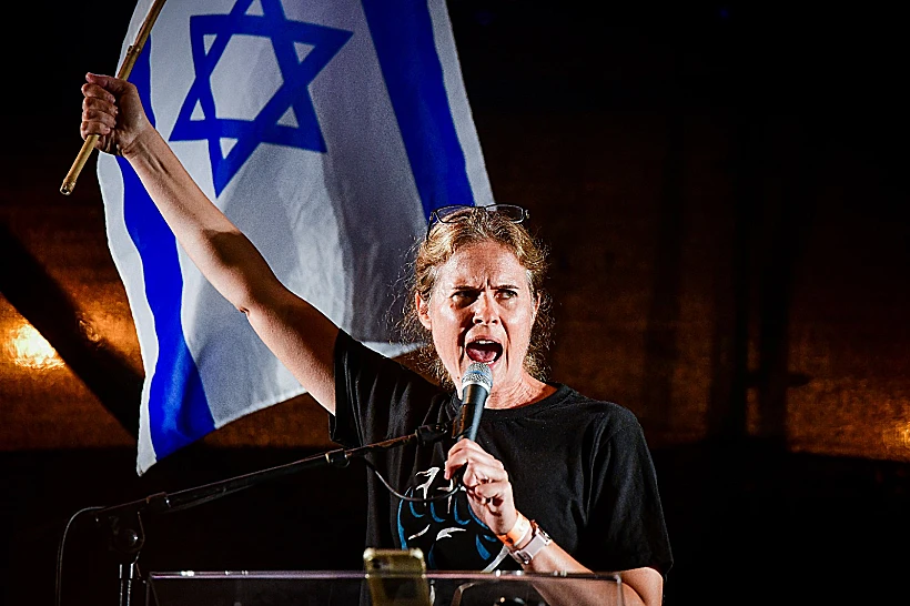שקמה ברסלר נואמת בהפגנה נגד המהפכה המשפטית בקפלן