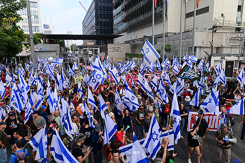 הפגנה, מחאה, מפגינים נגד המהפכה המשפטית בתל אביב