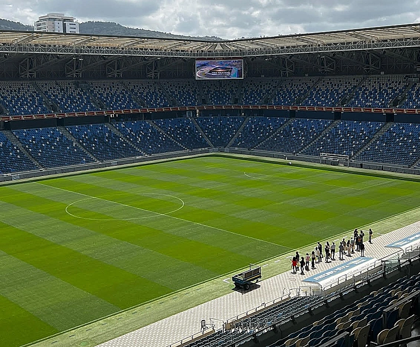 לגעת בדשא - מאחורי הקלעים של סמי עופר - כמו בברצלונה