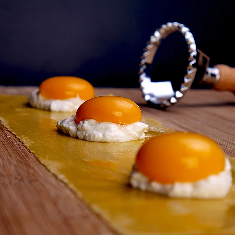 רביולי חלמונים ברוטב חמאה ויין לבן