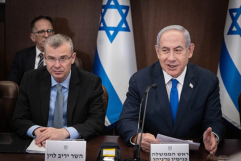 רה"מ בנימין נתניהו והשר יריב לוין בישיבת הממשלה