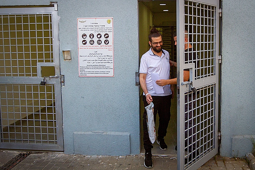 עמוס סילבר משתחרר למעצר בית