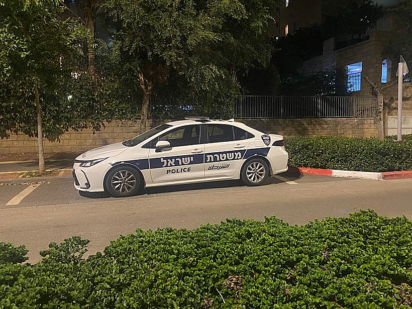 ניידת משטרה בכפר סבא בלילה