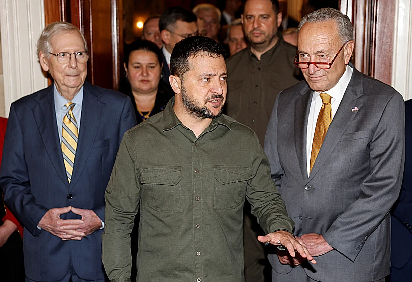 זלנסקי בקונגרס, לצד מנהיגי הרוב והמיעוט בסנאט, הסנטור צ'אק שומר והסנטור מיץ' מקונל