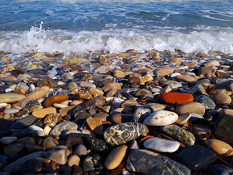 חלוקי הנחל בחופים של קוס