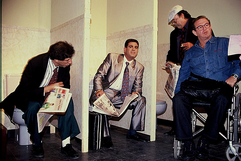 אבי אתגר (מימין) על סט התוכנית "מוצ"ש