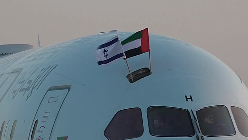 מטוס עם דגלי ישראל ואיחוד האמירויות