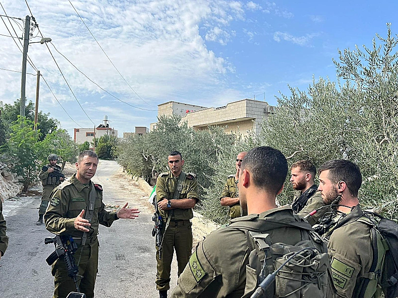 פיגוע אבני חפץ כפר שופה שומרון מפקד אוגדת יהודה ושומרון, תת-אלוף אבי בלוט, בזירת האירוע עם הלוחמים