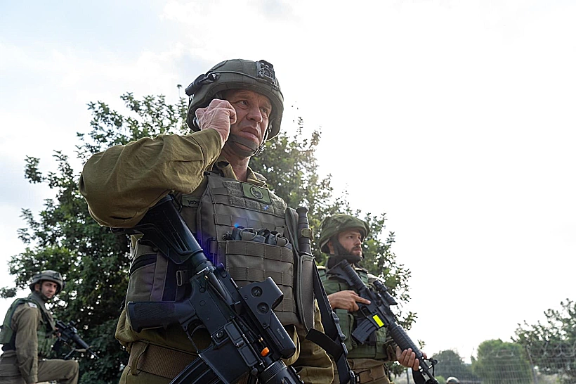 מפקד פיקוד הדרום, אלוף ירון פינקלמן מנהל את הלחימה בפיקוד הדרום