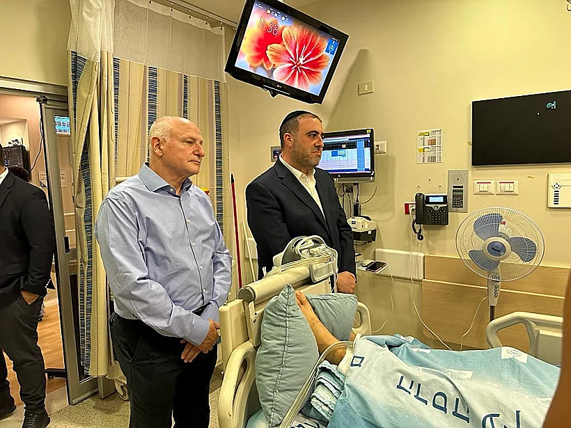 השר ארבל מבקר פצועים בביה"ח הדסה