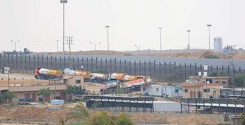 חרבות ברזל משאיות האספקה המצריות שבות חזרה למצרים ממעבר רפיח לאחר התקיפות הישראליות באזור