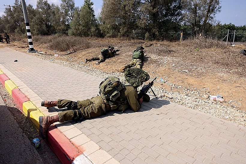 חרבות ברזל חיילי צה"ל מחוץ לקיבוץ כפר עזה