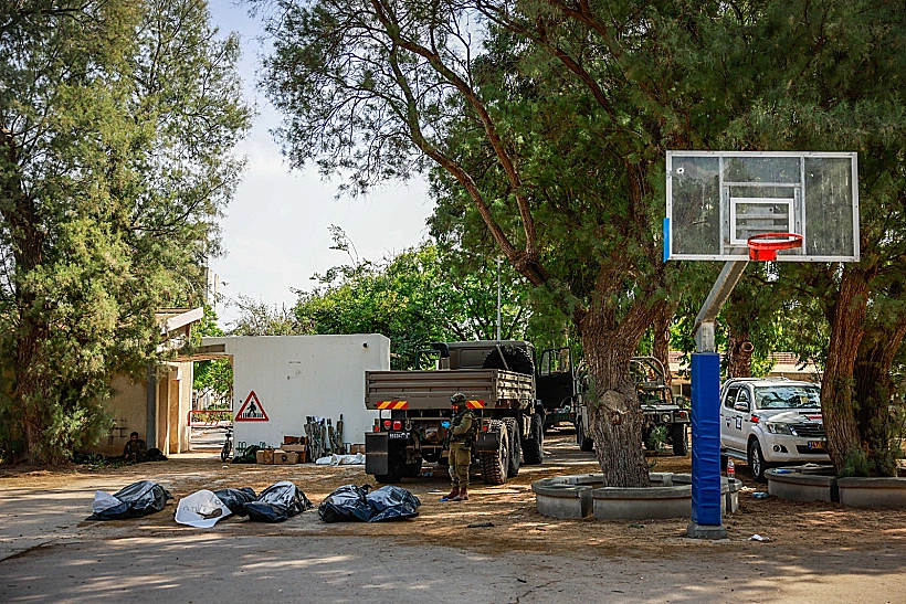 פינוי גופות אחרי הטבח בקיבוץ כפר עזה