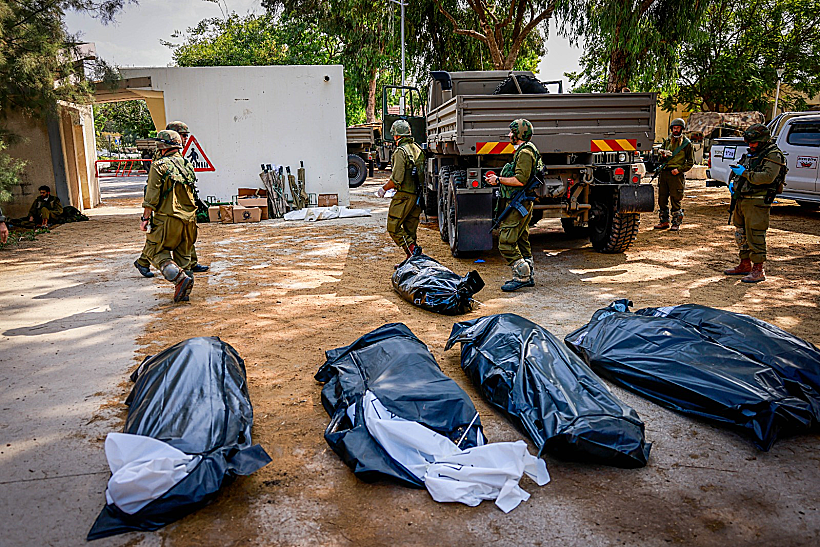 פינוי גופות אחרי הטבח בקיבוץ כפר עזה