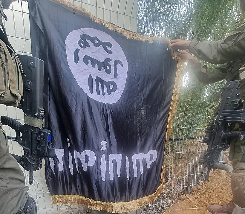 דגל דאעש שאותר בציוד של מחבלי חמאס בקיבוץ סופה