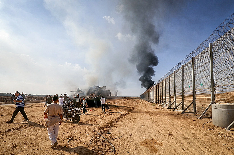 פלסטינים השתלטו על טנק ליד גבול הרצועה במהלך מתקפת הפתע על ישראל