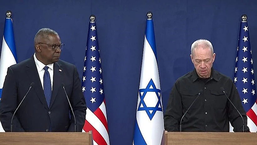 גלנט בהצהרה עם מזכיר ההגנה האמריקני לויד אוסטין