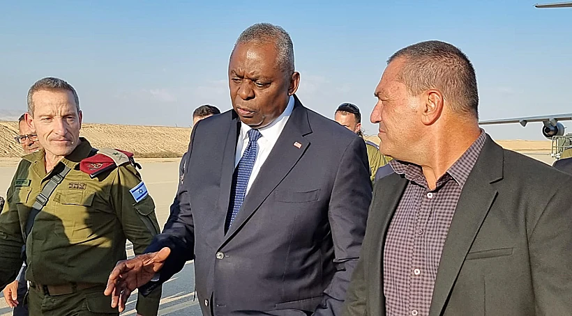 מזכיר ההגנה לויד אוסטין בבסיס נבטים