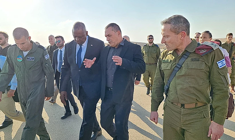 מזכיר ההגנה לויד אוסטין בבסיס נבטים