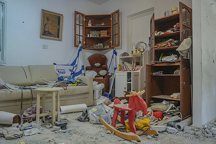 ההרס והחורבן אחרי הטבח בקיבוץ בארי