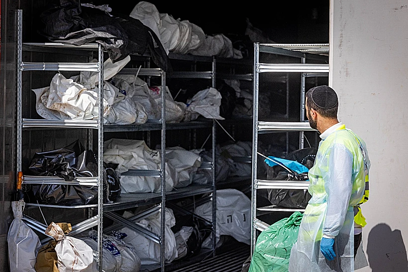 גופות במתקן הצבאי בשורה