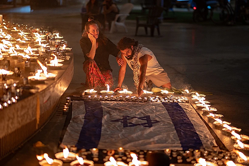 מדליקים נרות בכיכר דיזנגוף בתל אביב לזכר הנופלים