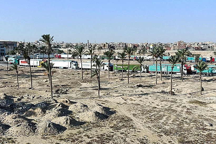 משאיות עם סיוע הומניטרי, ממתינות לפתיחת מעבר רפיח