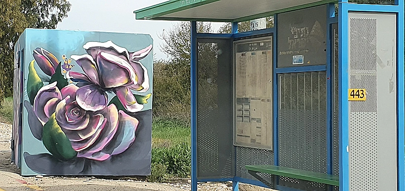 מיגונית לצד תחנת אוטובוס