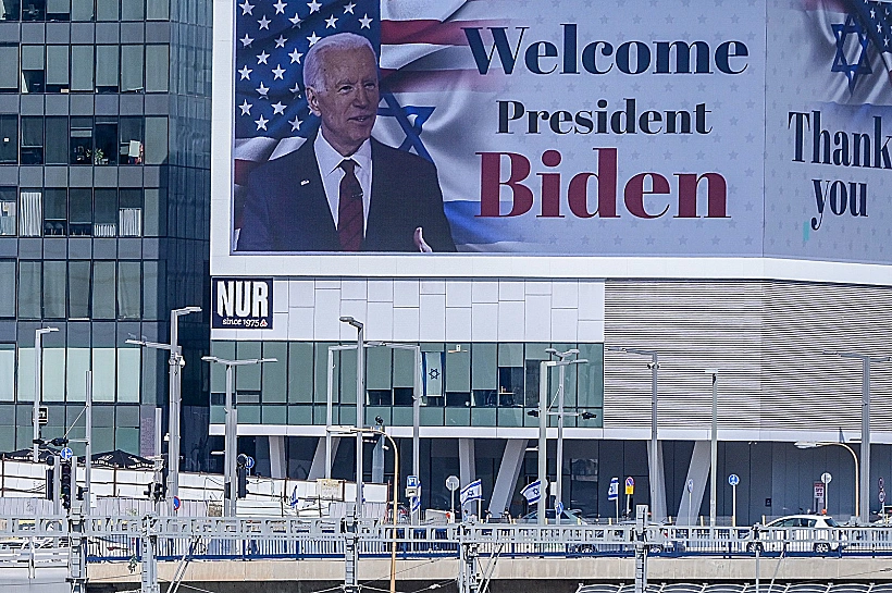 שלט המקבל את בואו של הנשיא ביידן לישראל, בנתיבי איילון