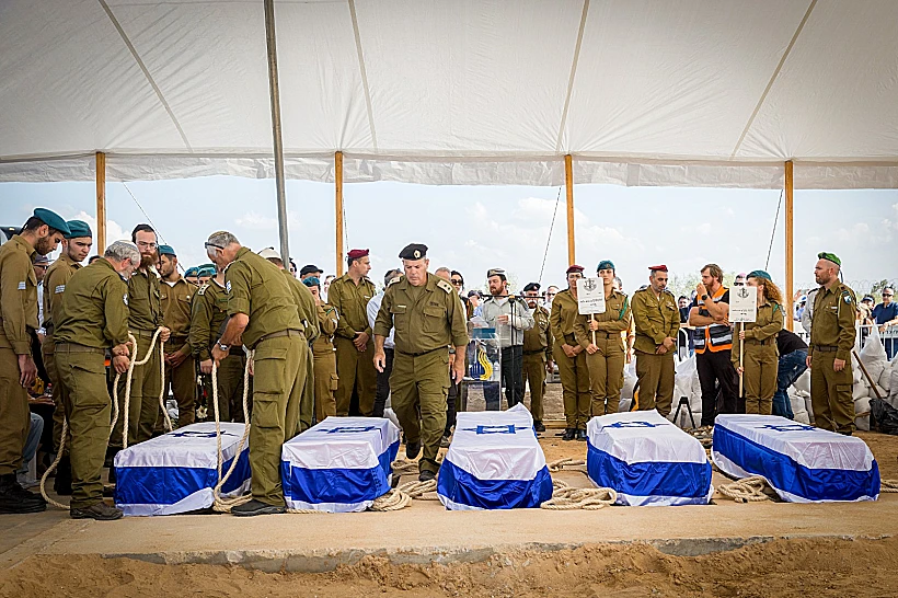 הלוויית 5 בני משפחת קוץ שנרצחו בכפר עזה