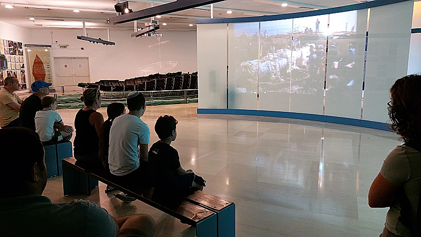 קבוצת מפונים בפעילות בבית יגאל אלון